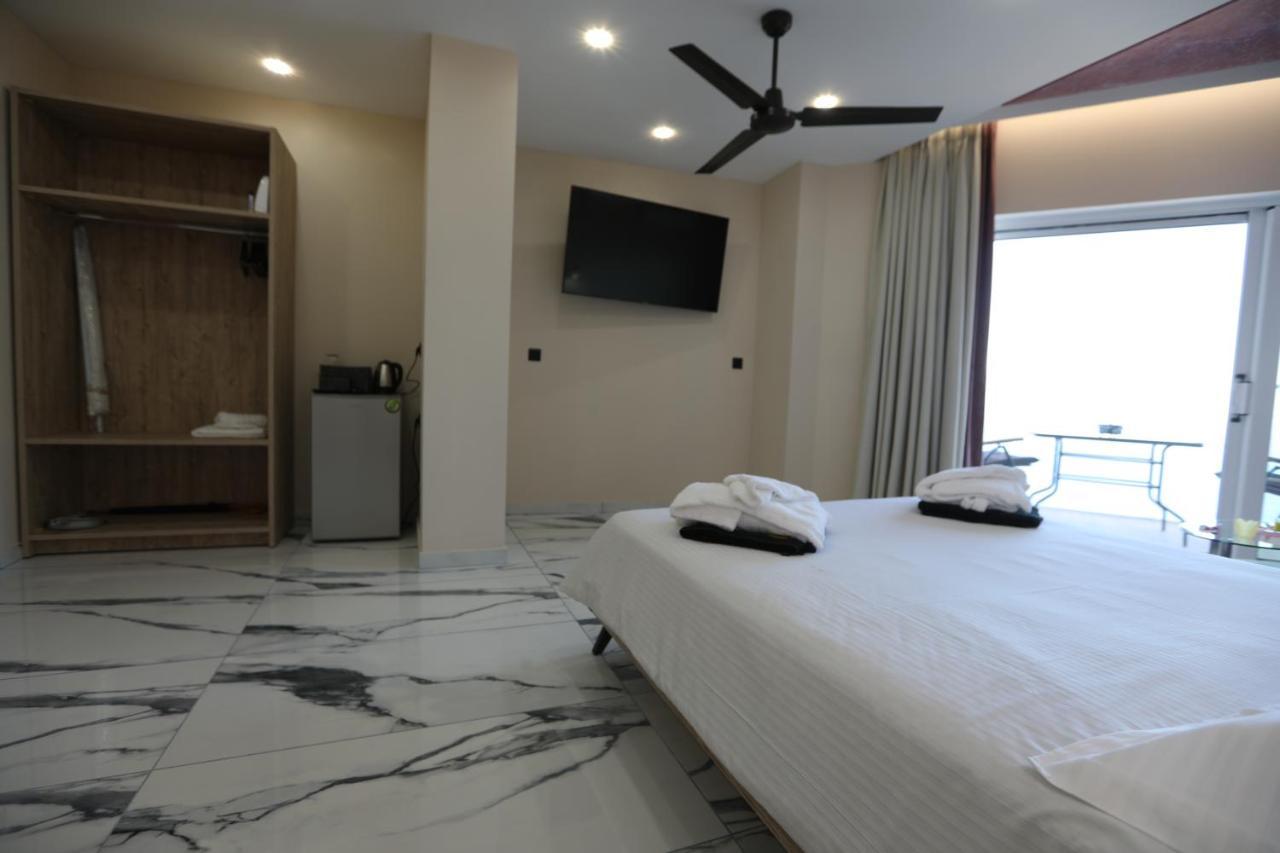 Golden Fox Studios And Suites Lákones 外观 照片