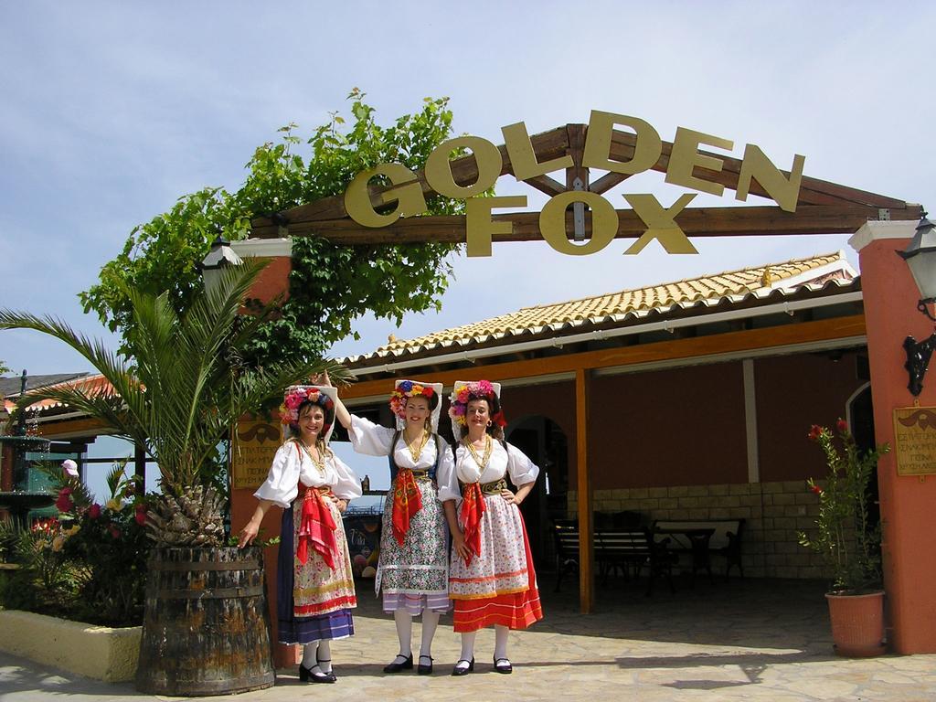 Golden Fox Studios And Suites Lákones 外观 照片