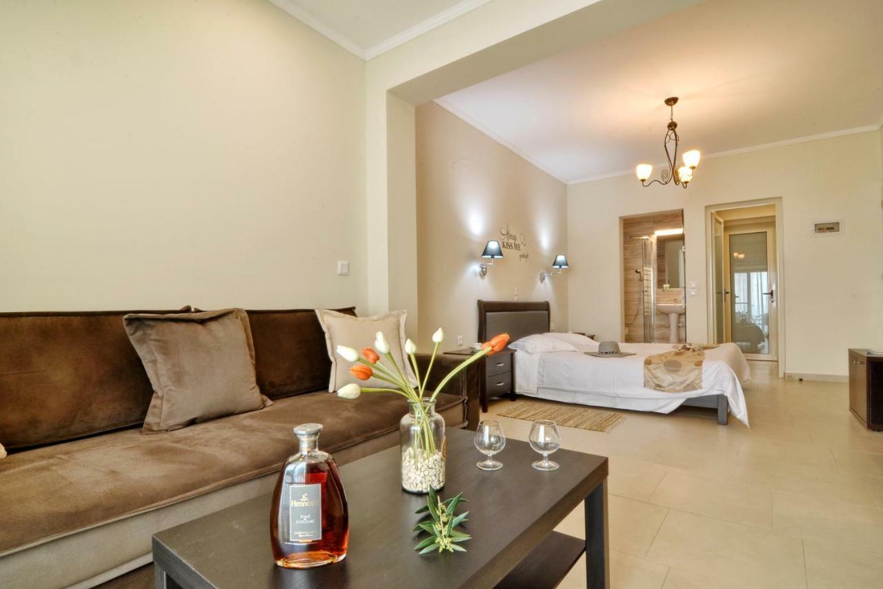 Golden Fox Studios And Suites Lákones 外观 照片