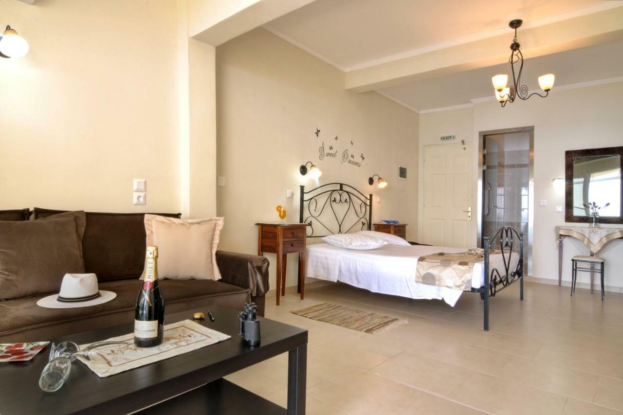 Golden Fox Studios And Suites Lákones 外观 照片