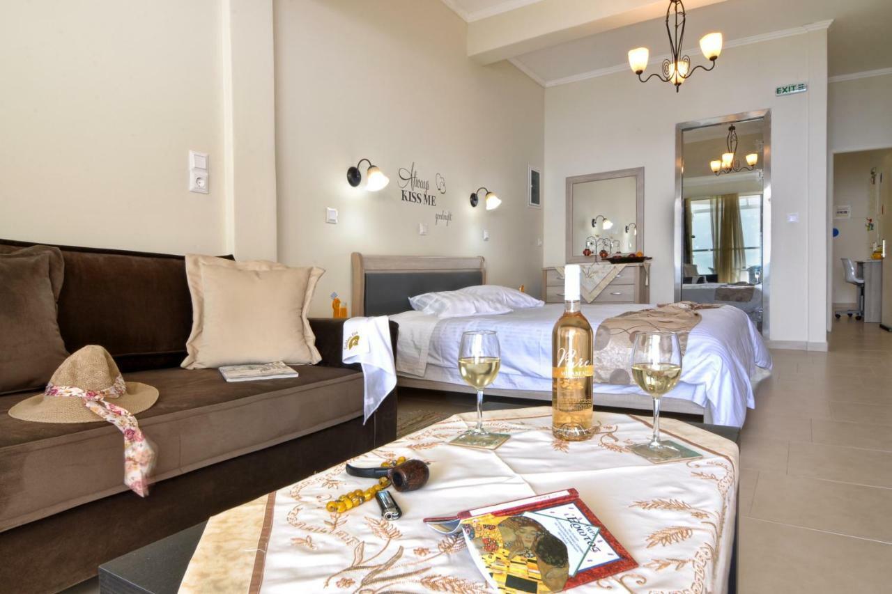 Golden Fox Studios And Suites Lákones 外观 照片